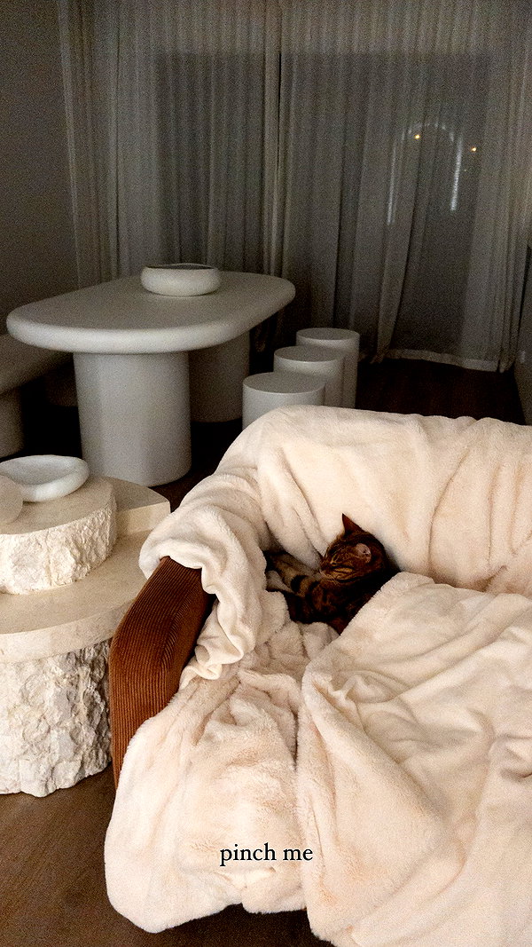 olivia.mathers instagram image archive image