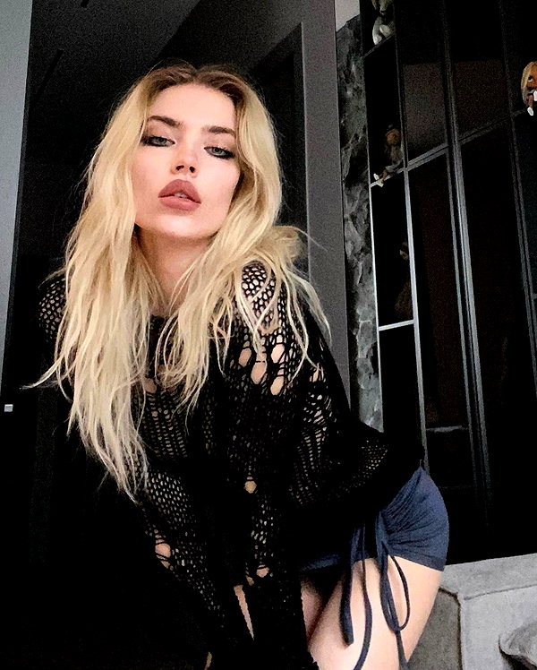 anya4everr instagram image archive image