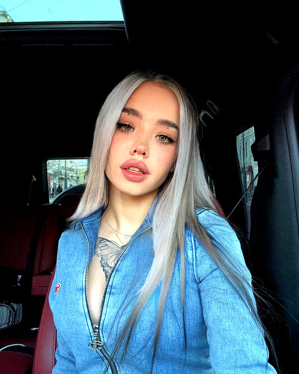 lyna_com2000 instagram image archive image