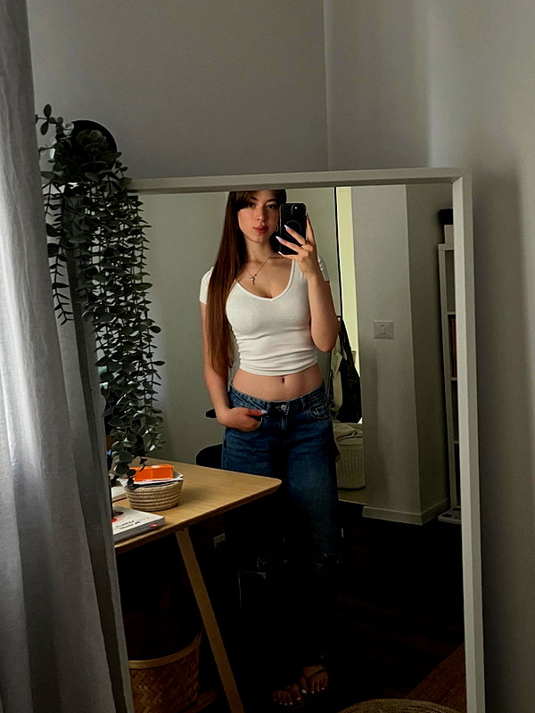 lia_ey99 instagram image archive image