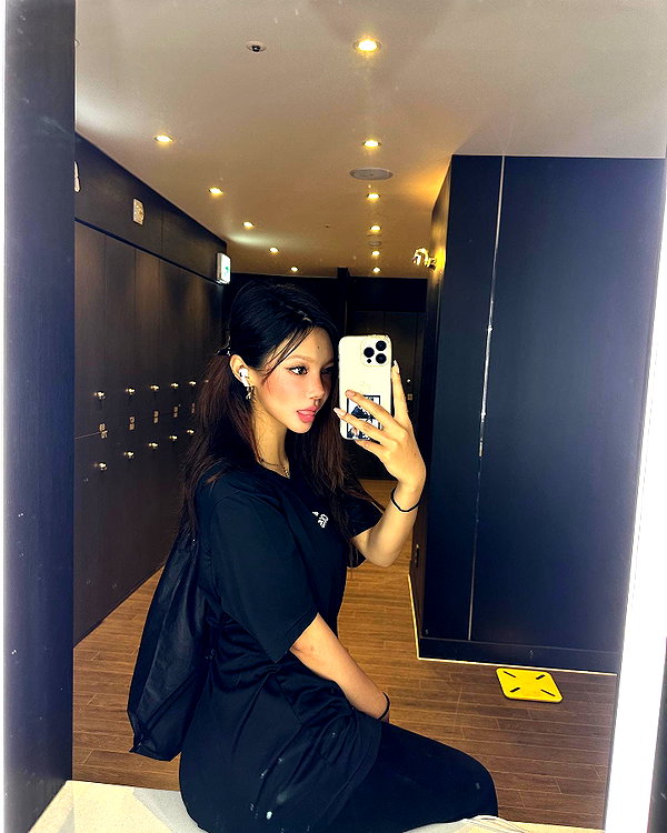 Archived image from @heroineseen on Instagram