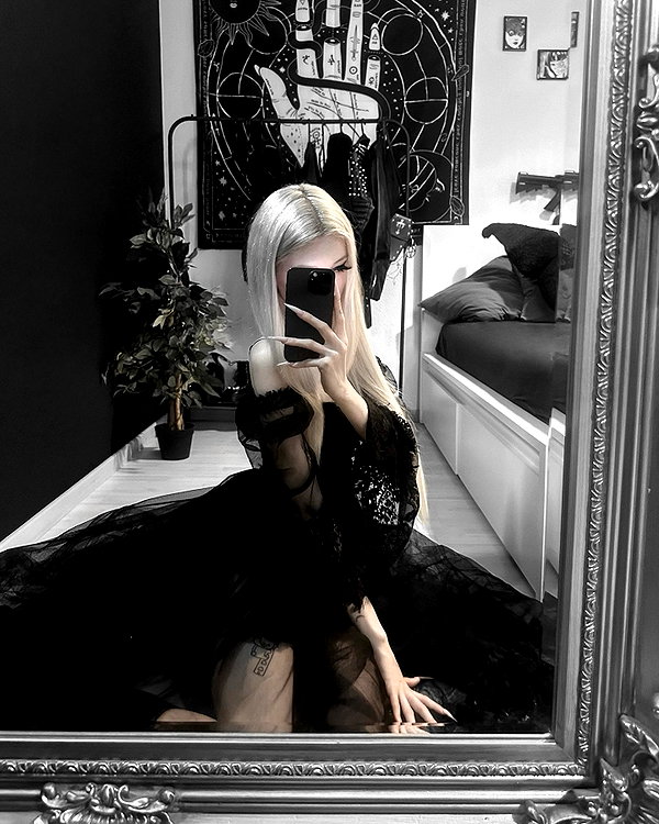 _lia.moon archive image