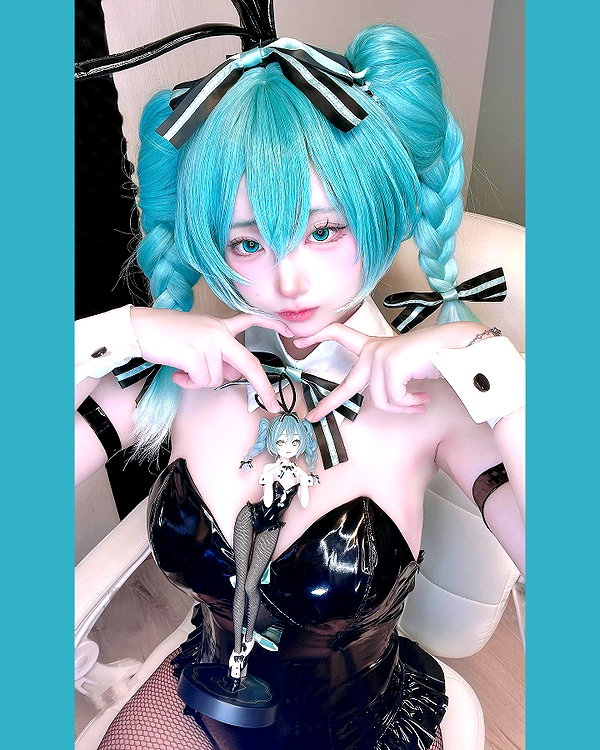 purinn_cos instagram image archive image