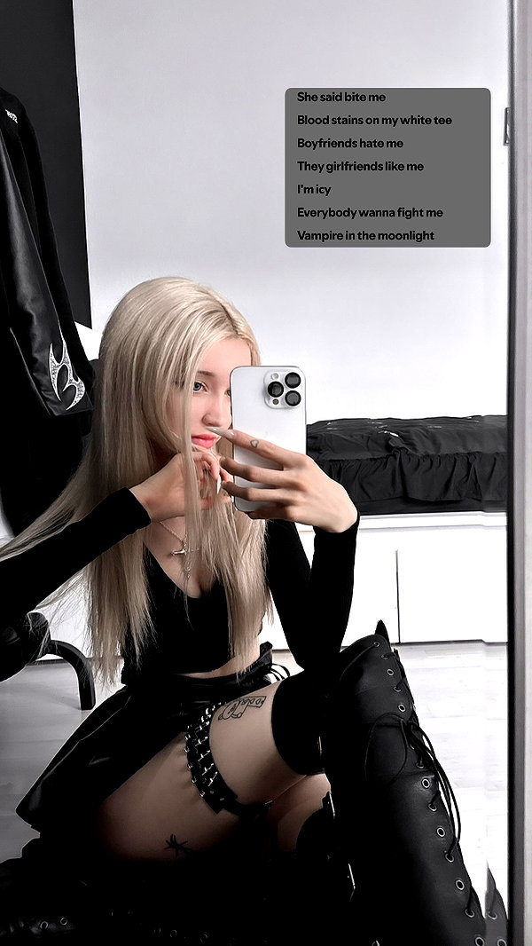 _lia.moon instagram image archive image