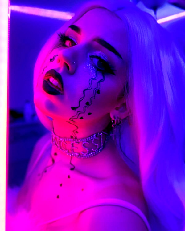 yeahimcaroline instagram image archive image