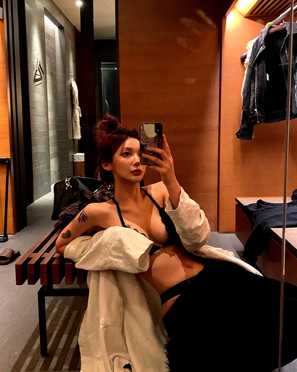 Archived image from @heroineseen on Instagram
