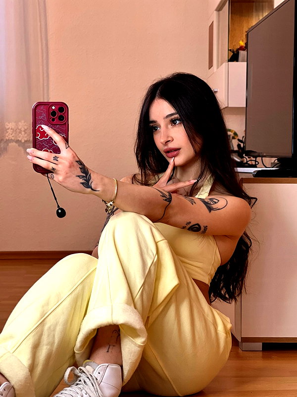 cata.leyah instagram image archive image