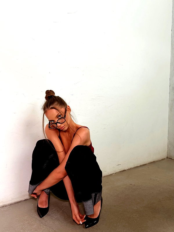 ariana_vomi instagram image archive image