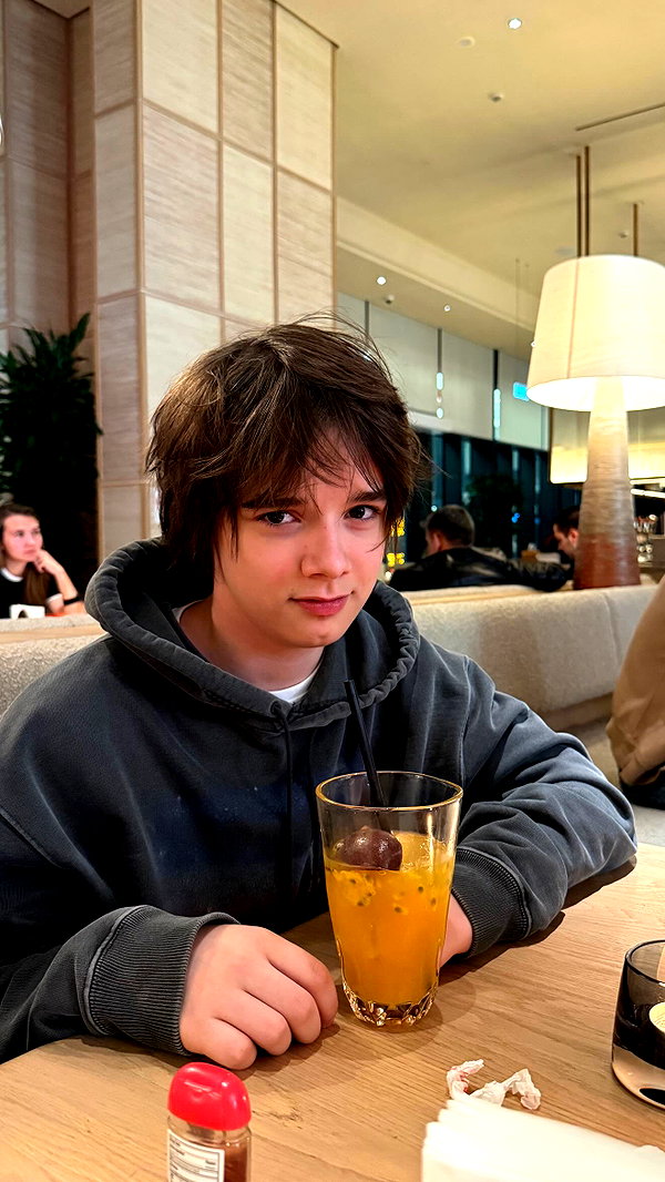 lyna_com2000 instagram image archive image