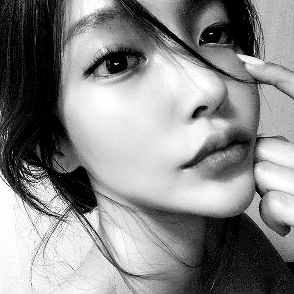 Archived image from @heroineseen on Instagram