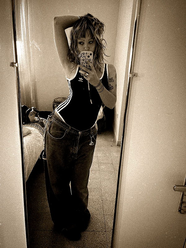 _femalien instagram image archive image