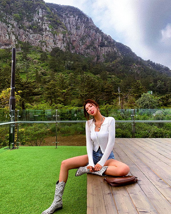 Archived image from @heroineseen on Instagram