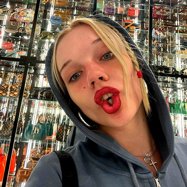 leni.bahr instagram image archive image