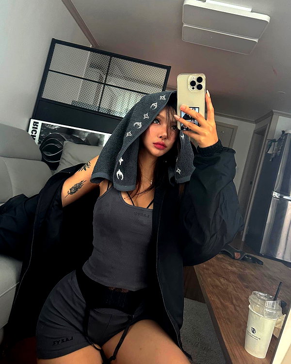 Archived image from @heroineseen on Instagram