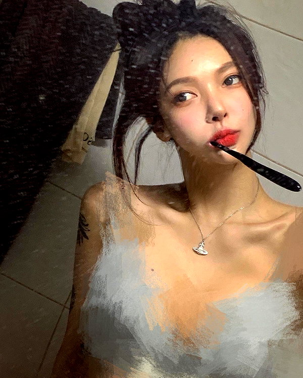 Archived image from @heroineseen on Instagram