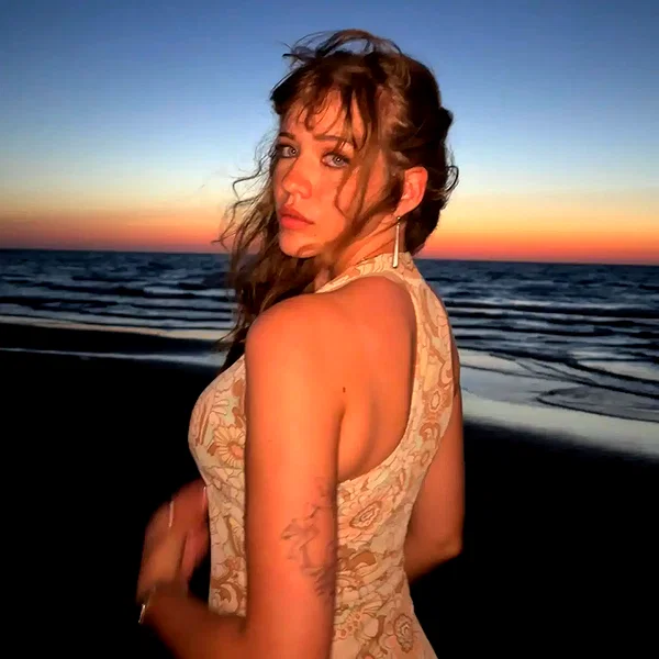 tamarli._ instagram image archive image