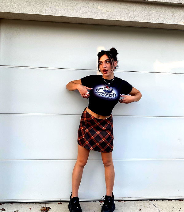 romi_henenson instagram image archive image