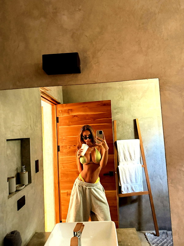 pia__kim instagram image archive image