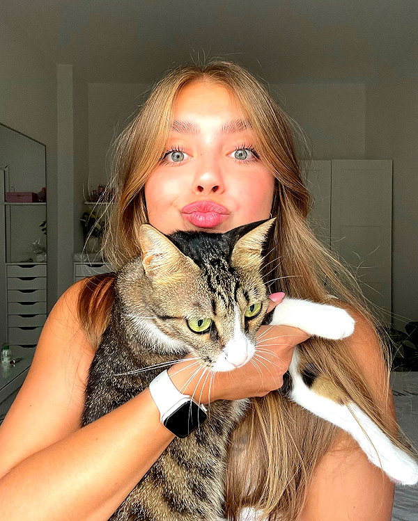 mishel_d_ instagram image archive image