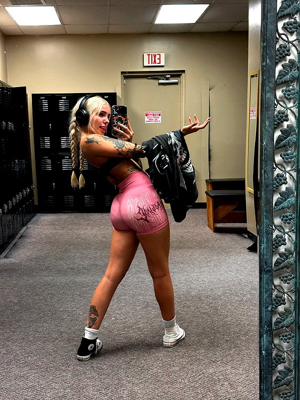 peachtoot.plz instagram image archive image