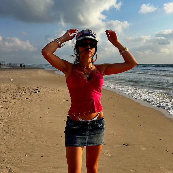 romi_henenson instagram image archive image