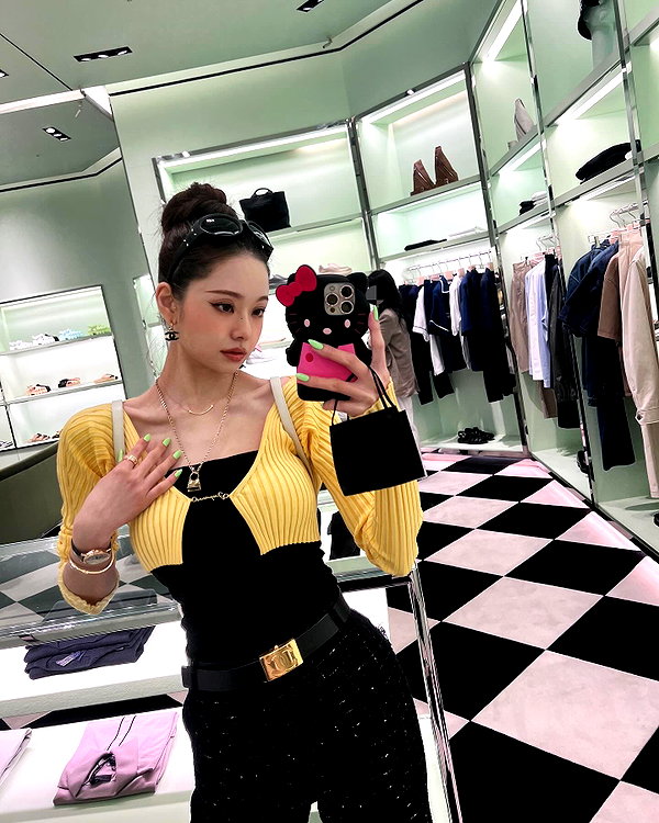 dear.zia instagram image archive image