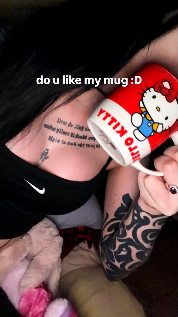 Archived image from @livindeadyaz on Instagram