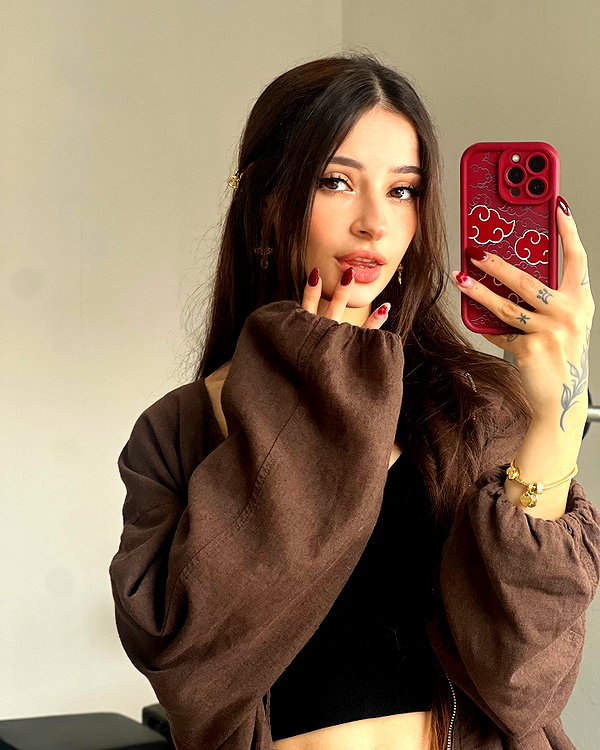 cata.leyah instagram image archive image