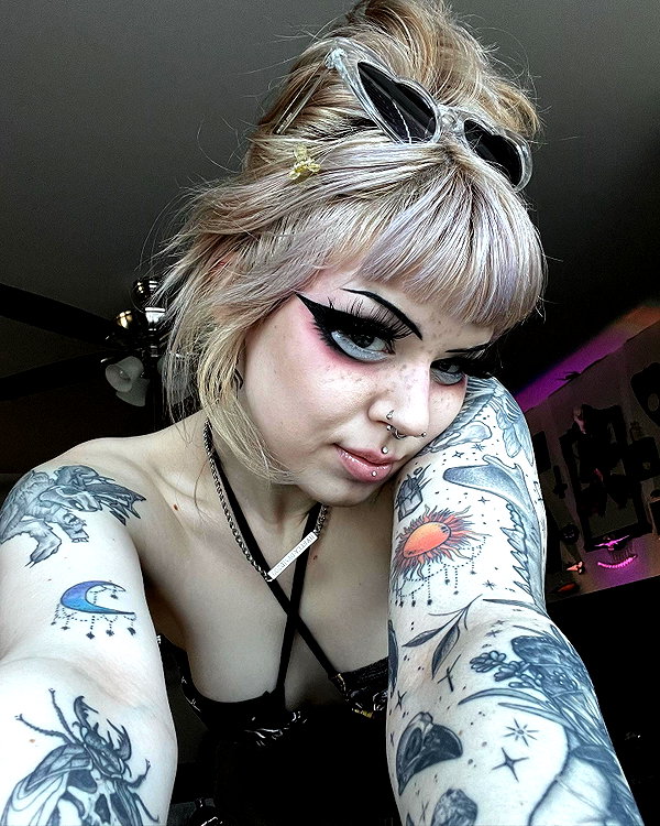 yeahimcaroline instagram image archive image