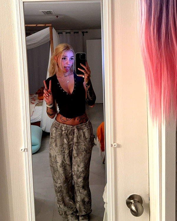 peachtoot.plz instagram image archive image