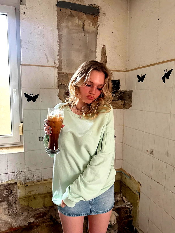leni.bahr instagram image archive image