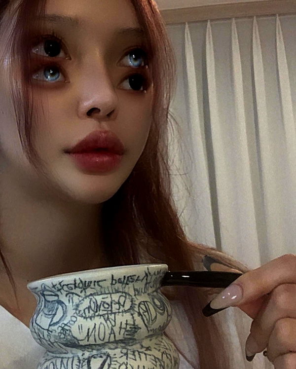 Archived image from @heroineseen on Instagram