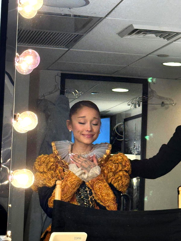 arianagrande instagram image archive image