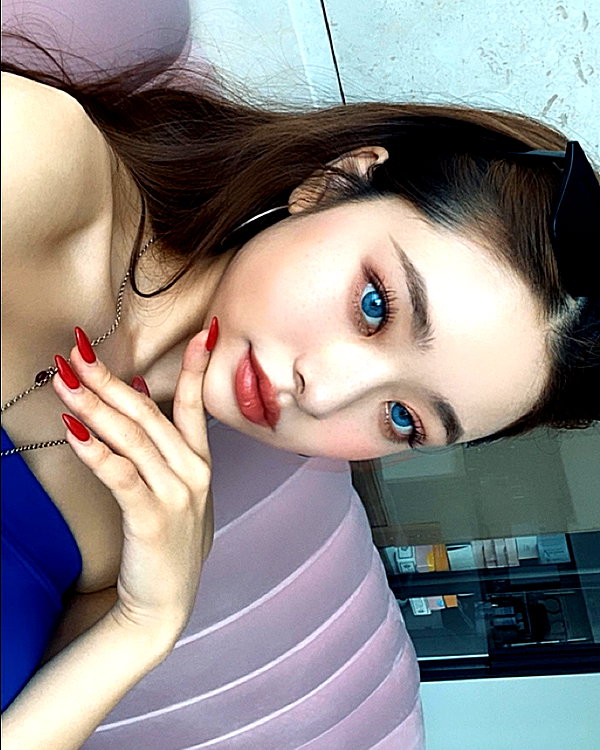 dear.zia instagram image archive image
