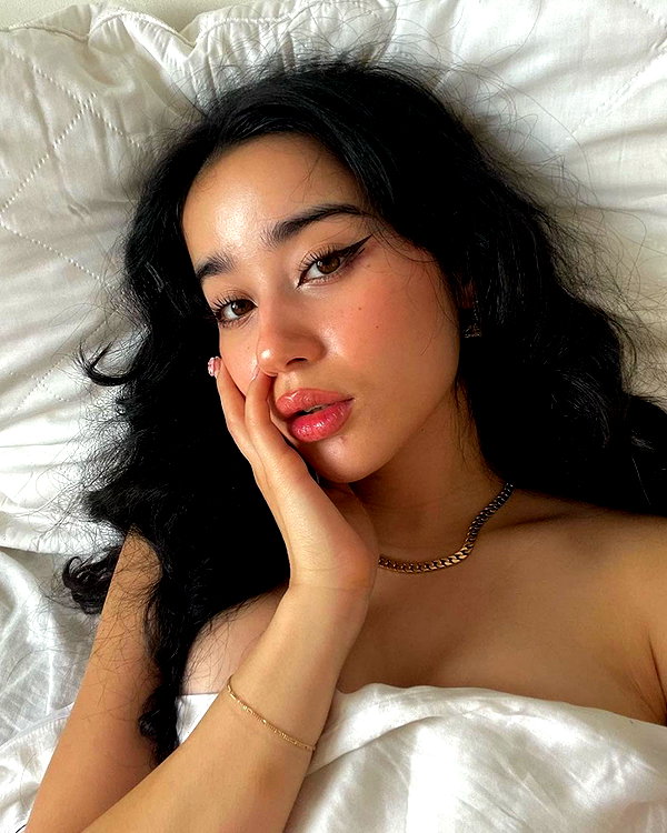 baddiesessence instagram image archive image