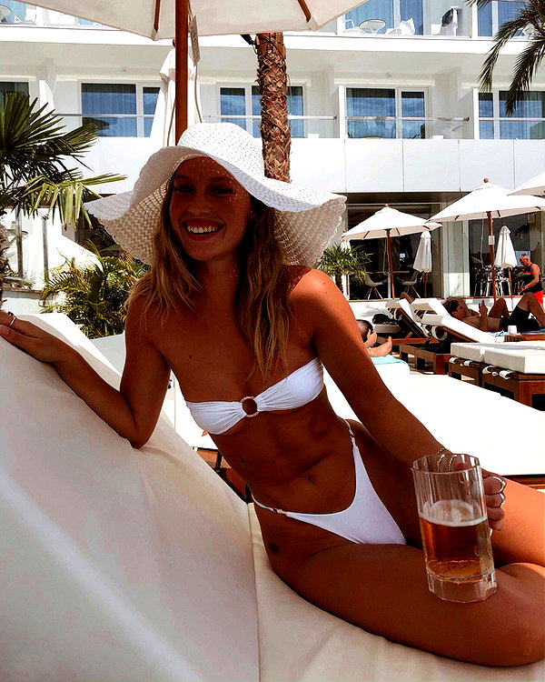 olivia.mathers instagram image archive image