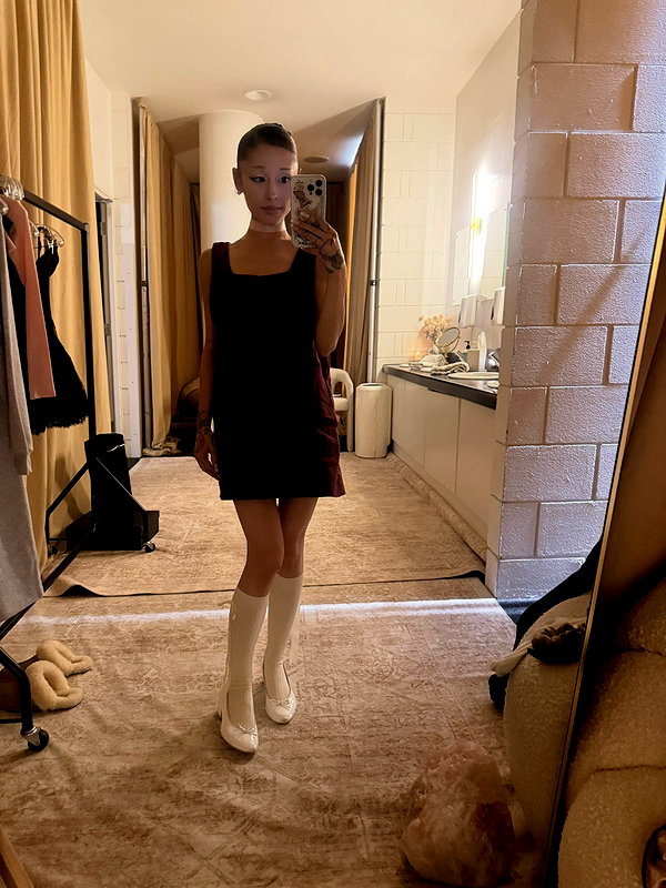 arianagrande instagram image archive image