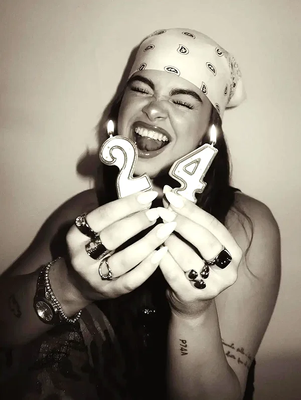 chica.niebla instagram image archive image