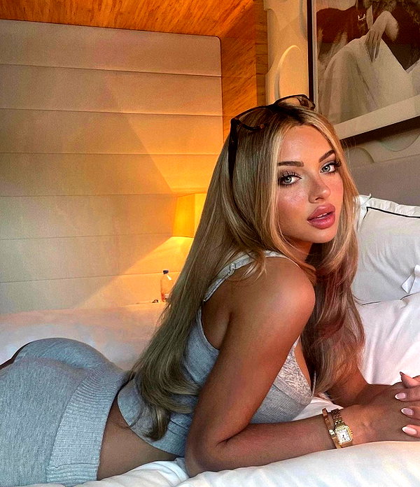 baddiesessence instagram image archive image