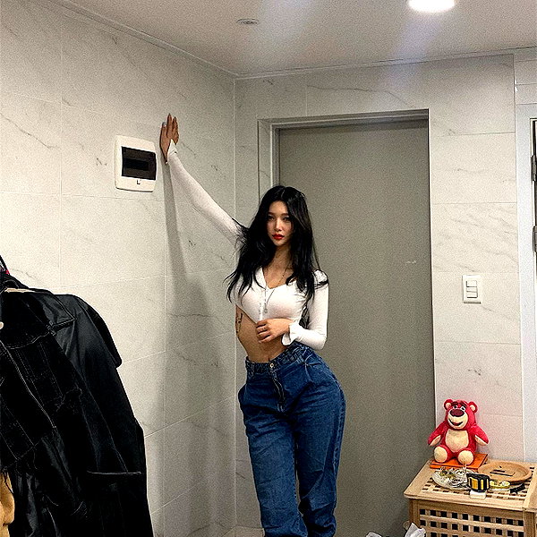 Archived image from @heroineseen on Instagram