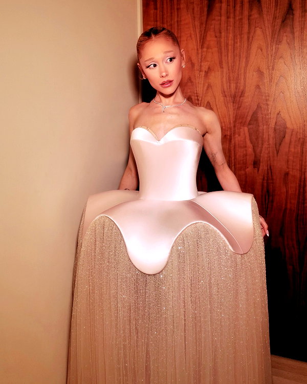 arianagrande instagram image archive image