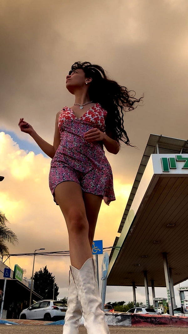 romi_henenson instagram image archive image