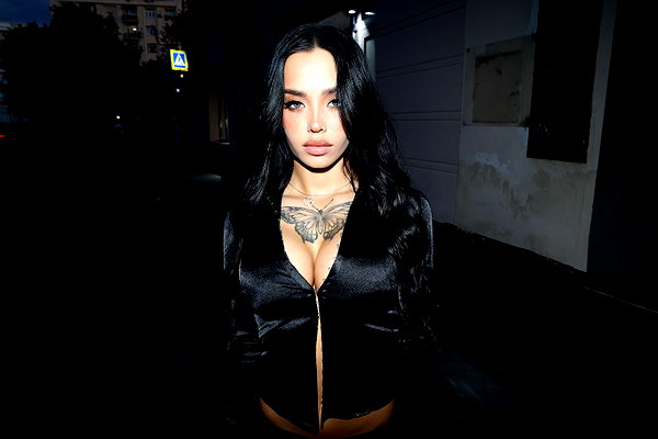 lyna_com2000 instagram image archive image