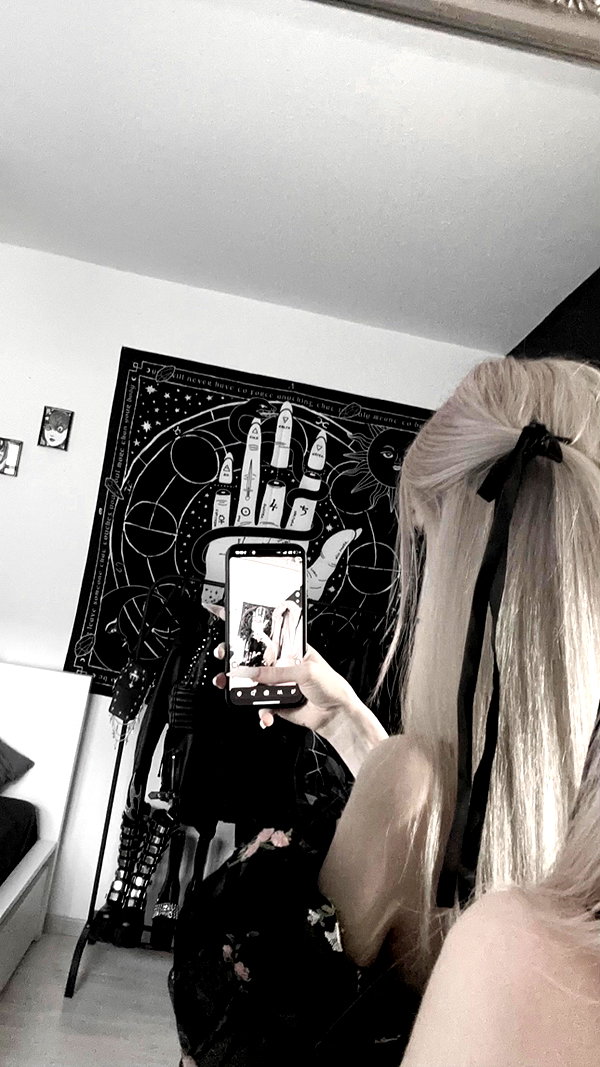 _lia.moon instagram image archive image