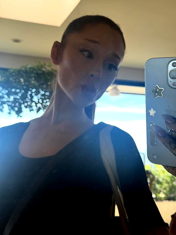 arianagrande instagram image archive image