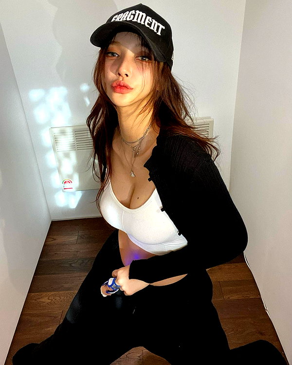 Archived image from @heroineseen on Instagram