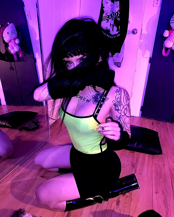 chica.niebla instagram image archive image