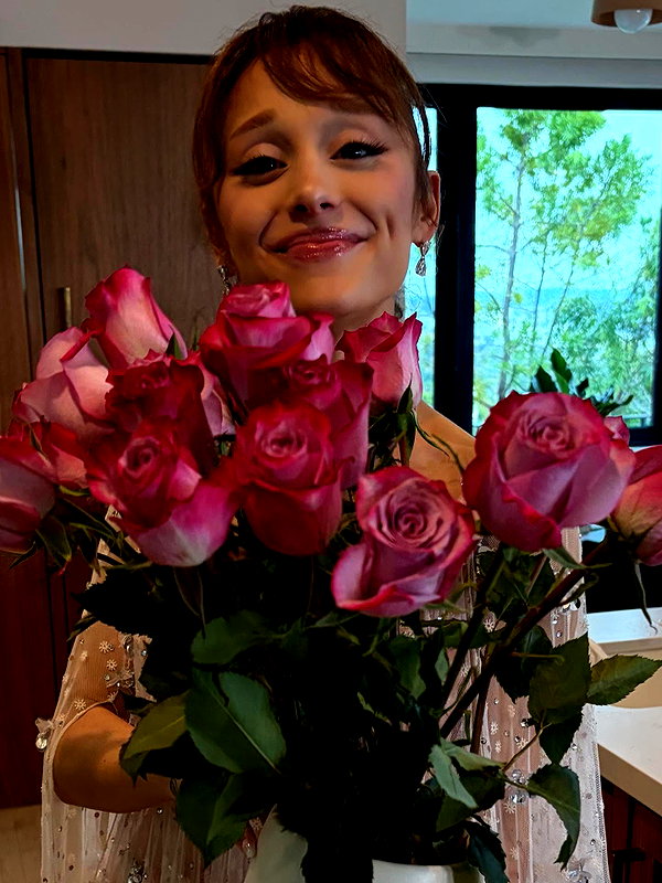 arianagrande instagram image archive image