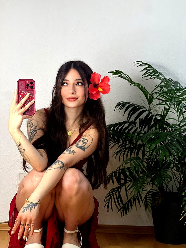 cata.leyah instagram image archive image
