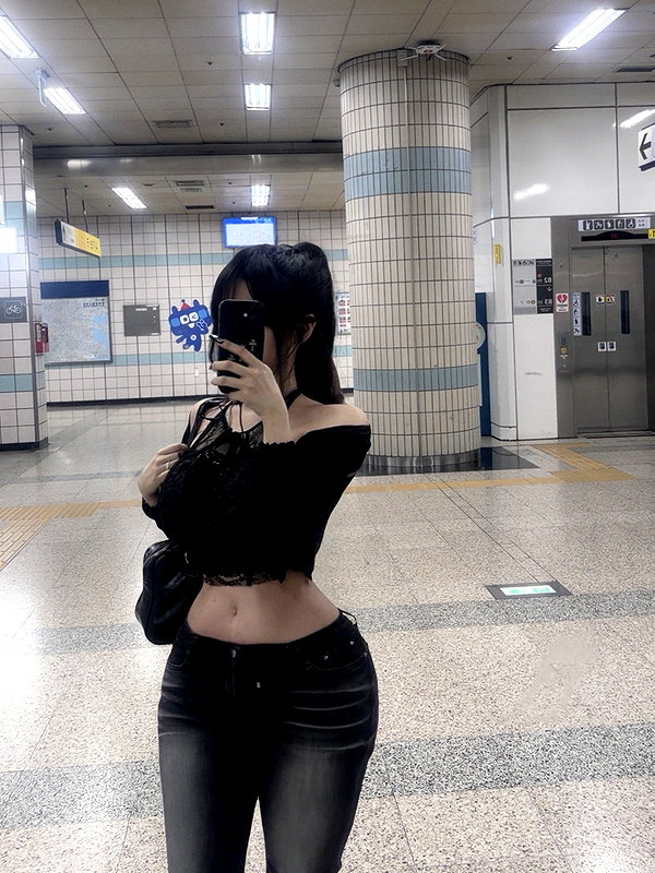 Archived image from @owol.xx on Instagram